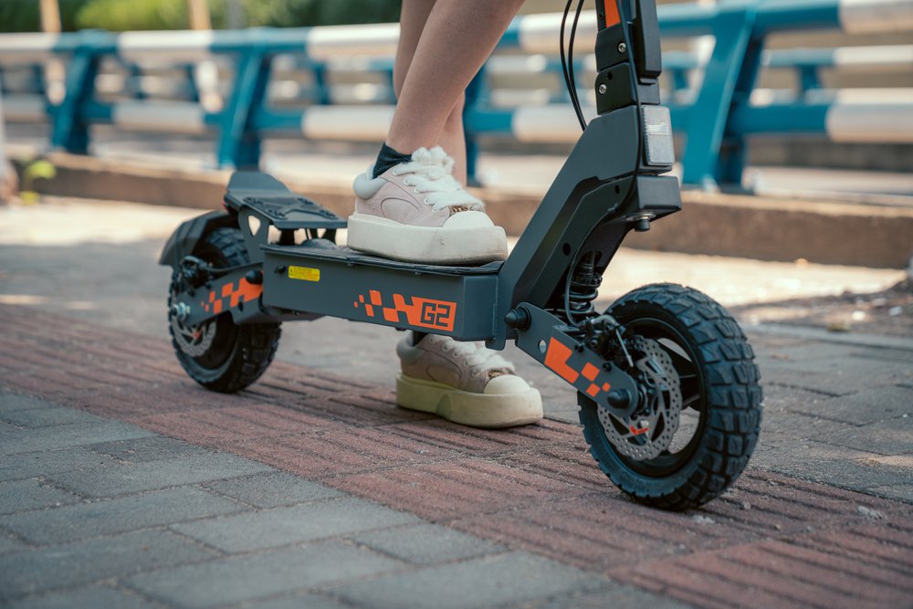 Trotineta electrica pliabila Kukirin G2 Motor 800W 48V 15Ah Baterie Anvelopa de 10 inchi Viteza maxima 45km/h Raza de actiune 55km Ecran tactil Afisaj Frâna cu disc 7 Sistem de lumini - Negru