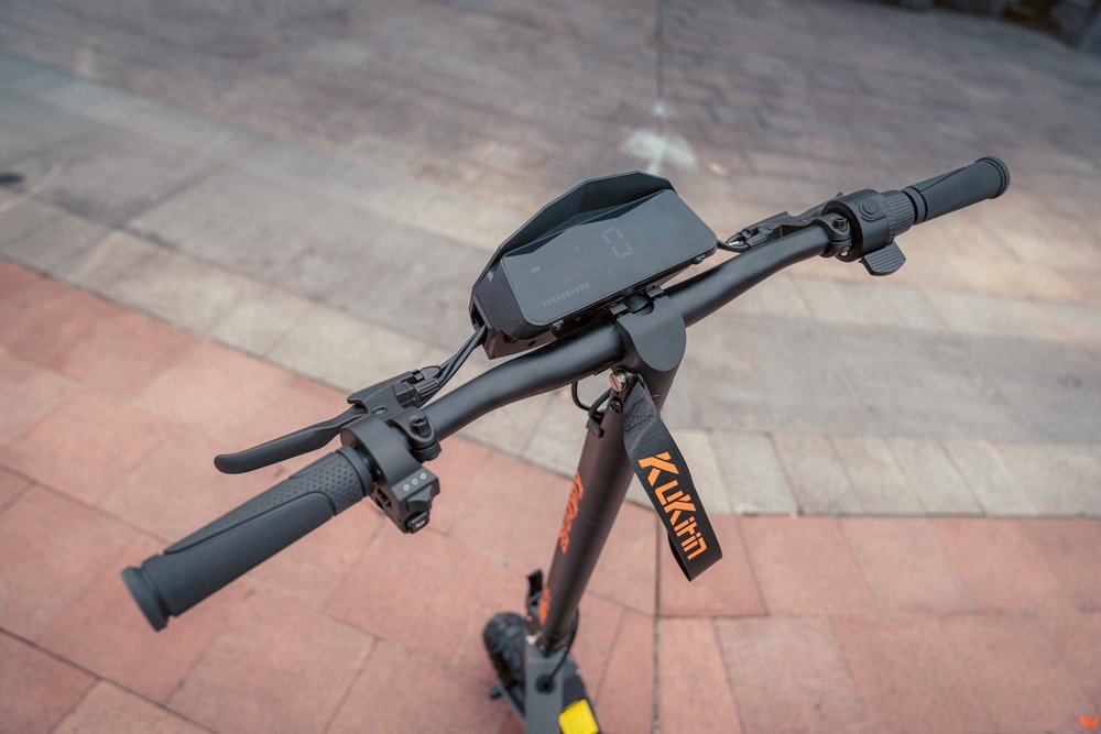 Trotineta electrica pliabila Kukirin G2 Motor 800W 48V 15Ah Baterie Anvelopa de 10 inchi Viteza maxima 45km/h Raza de actiune 55km Ecran tactil Afisaj Frâna cu disc 7 Sistem de lumini - Negru