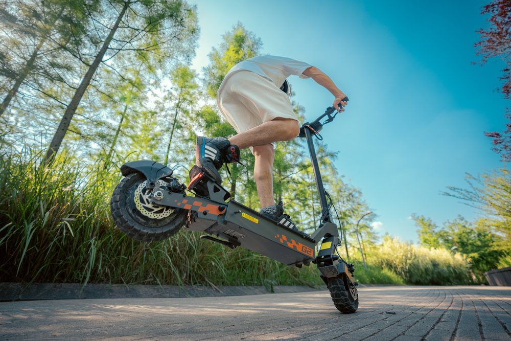Trotineta electrica pliabila Kukirin G2 Motor 800W 48V 15Ah Baterie Anvelopa de 10 inchi Viteza maxima 45km/h Raza de actiune 55km Ecran tactil Afisaj Frâna cu disc 7 Sistem de lumini - Negru