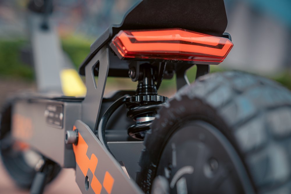 Trotineta electrica pliabila Kukirin G2 Motor 800W 48V 15Ah Baterie Anvelopa de 10 inchi Viteza maxima 45km/h Raza de actiune 55km Ecran tactil Afisaj Frâna cu disc 7 Sistem de lumini - Negru